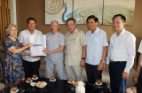 Đồng chí Phó Bí thư Thường trực Tỉnh ủy, Lò Minh Hùng thăm và tặng quà Người cao tuổi tiêu biểu tỉnh Sơn La