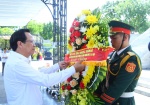 Minister Dao Ngoc Dung and the MoLISA delegation offered incense to the heroic martyrs