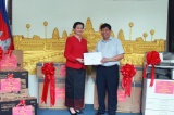 Tập đoàn Quốc tế Phượng Hoàng trao tặng Đại sứ quán Campuchia thiết bị văn phòng thiết yếu