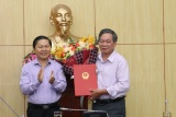 Thứ trưởng Lê Tấn Dũng trao Quyết định hưởng chế độ BHXH cho ông Lê Xuân Thành