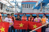 Thăm tặng 12 phần quà và tuyên truyền ngư dân tại huyện đảo Phú Quý
