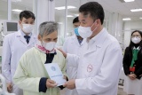 BHXH Việt Nam thăm, tặng quà các bệnh nhân  có hoàn cảnh khó khăn 