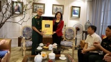 Bí thư Quận ủy Tây Hồ Lê Thị Thu Hằng thăm, tặng quà chiến sĩ Điện Biên