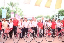 Hơn 2600 chiếc xe đạp đã được trao tặng đến trẻ em nghèo trong Chương trình Hành trình cuộc sống