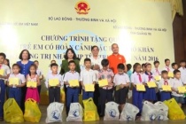 Vice President visited and gave Mid-Autumn presents to children with difficulties in lives in Quang Tri province