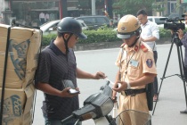 CSGT Hà Nội  ra quân xử lý phương tiện chở hàng cồng kềnh trên phố