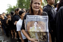 Thái Lan đóng cửa phố đèn đỏ sau khi vua mất