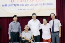 30 wheelchairs were given to disabled people in difficult circumstances in Ninh Thuan province