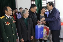 Minister Dao Ngoc Dung visited and gave gift for policy objects and poor children in Ha Nam province