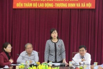 Deputy Minister Dao Hong Lan welcomed the delegation of people with meritorious service from Kon Tum province