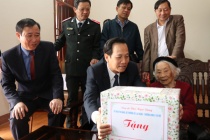 Minister Dao Ngoc Dung visited and gave presents to people in Nursing Center for People with meritorious services Nho Quan