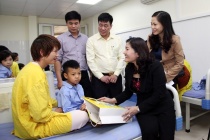  Thứ trưởng Nguyễn Thị Hà thăm và tặng quà cho các em nhỏ phẫu thuật nụ cười 
