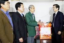 Lãnh đạo tỉnh Hà Tĩnh chúc Tết và tặng quà người có công huyện Hương Sơn 