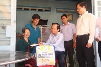 Minister Dao Ngoc Dung visits policy beneficiary families in Tay Ninh