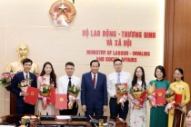 Minister Dao Ngoc Dung handed over the recruitment Decision to excellent candidates
