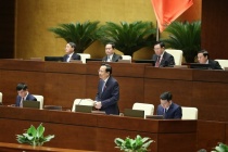 Minister Dao Ngoc Dung answers questions from the National Assembly
