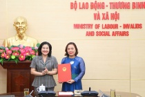 Phó Cục trưởng Cục Trẻ em Vũ Thị Kim Hoa nhận Quyết định nghỉ hưởng chế độ BHXH