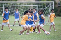 Hơn 100 học sinh giao lưu bóng đá cùng đội tuyển nữ quốc gia