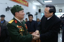 Minister Dao Ngoc Dung gives gifts to family under preferential treatment policy in Yen Bai