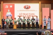 Hiệp hội doanh nghiệp nhỏ và vừa thành phố Hà Nội kỷ niệm 29 năm thành lập và trao huy hiệu 30, 40, 45 tuổi Đảng cho các đảng viên