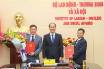 Thứ trưởng Nguyễn Văn Hồi trao Quyết định tiếp nhận và bổ nhiệm lãnh đạo cấp Vụ