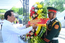 Minister Dao Ngoc Dung and the MoLISA delegation offered incense to the heroic martyrs