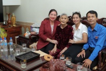 Trường Cao đẳng Quảng Nam thăm hỏi, động viên các Mẹ Việt Nam Anh hùng nhân Kỷ niệm 77 năm Ngày Thương binh Liệt sỹ