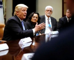 Ông Trump chính thức ký sắc lệnh rút khỏi TPP