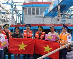 Thăm tặng 12 phần quà và tuyên truyền ngư dân tại huyện đảo Phú Quý