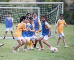 Hơn 100 học sinh giao lưu bóng đá cùng đội tuyển nữ quốc gia