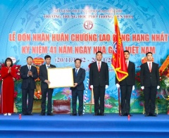 Trường THPT Yên Hòa (Cầu Giấy, Hà Nội) đón nhận Huân chương Lao động hạng Nhất