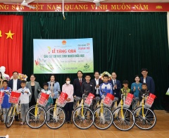 Chương trình “Tết cho trẻ em nghèo” trao tặng hơn 100 triệu đồng cho trẻ em nghèo hiếu học xã Thanh Ngọc (Nghệ An)