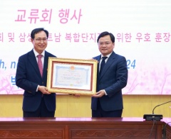 Tổng Giám đốc Tổ hợp Samsung Việt Nam Choi Joo Ho nhận Huân chương Hữu nghị của Chủ tịch nước