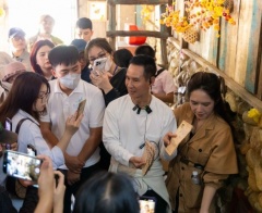 Lý Hải – Minh Hà đội nắng dẫn du khách, khách mời tham quan phim trường Lật mặt 7