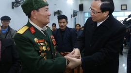 Minister Dao Ngoc Dung gives gifts to family under preferential treatment policy in Yen Bai