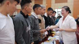 Tặng quà tết và tư vấn hướng nghiệp cho bộ đội xuất ngũ huyện Duy Xuyên