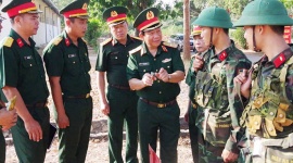 Tư lệnh Binh chủng Tăng thiết giáp kiểm tra huấn luyện tại Đồng Nai