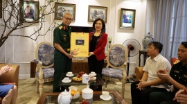 Bí thư Quận ủy Tây Hồ Lê Thị Thu Hằng thăm, tặng quà chiến sĩ Điện Biên