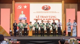 Hiệp hội doanh nghiệp nhỏ và vừa thành phố Hà Nội kỷ niệm 29 năm thành lập và trao huy hiệu 30, 40, 45 tuổi Đảng cho các đảng viên