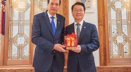 Bộ trưởng Đào Ngọc Dung gặp Bộ trưởng Việc làm và Lao động Hàn Quốc Lee Jung Sik