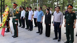 Phó Thủ tướng Lê Thành Long dâng hương tưởng nhớ các anh hùng liệt sĩ tại Quảng Trị