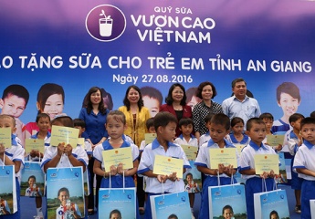 Vinamilk và Quỹ sữa Vươn cao Việt Nam trao tặng 111.000 ly sữa cho hơn 1.200 trẻ em  tỉnh An Giang
