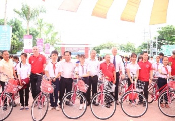 Hơn 2600 chiếc xe đạp đã được trao tặng đến trẻ em nghèo trong Chương trình Hành trình cuộc sống