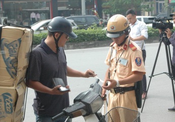 CSGT Hà Nội  ra quân xử lý phương tiện chở hàng cồng kềnh trên phố
