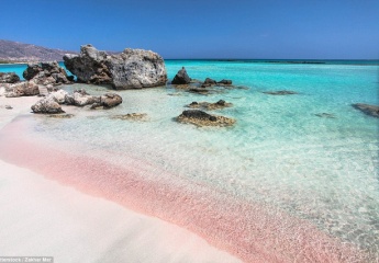 Những bãi biển màu hồng đẹp kỳ lạ tựa chốn thiên đường