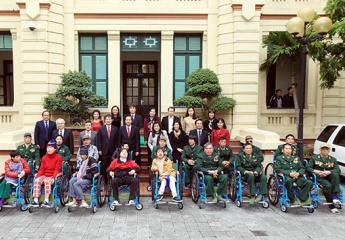 Tổ chức IM Japan trao tặng xe lăn cho thương binh và người khuyết tật Việt Nam
