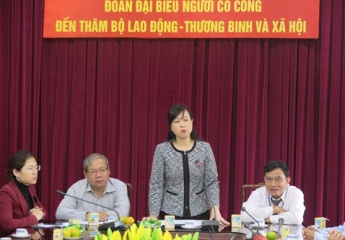 Deputy Minister Dao Hong Lan welcomed the delegation of people with meritorious service from Kon Tum province