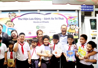 Các nhà tài trợ Singapore hỗ trợ học sinh Việt Nam tiếp cận với sách và thiết bị đa phương tiện