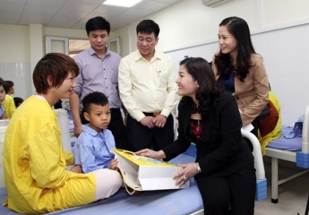  Thứ trưởng Nguyễn Thị Hà thăm và tặng quà cho các em nhỏ phẫu thuật nụ cười 