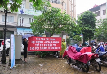 Cư dân chung cư Starcity 81 Lê Văn Lương, Hà Nội đội mưa đòi quỹ bảo trì